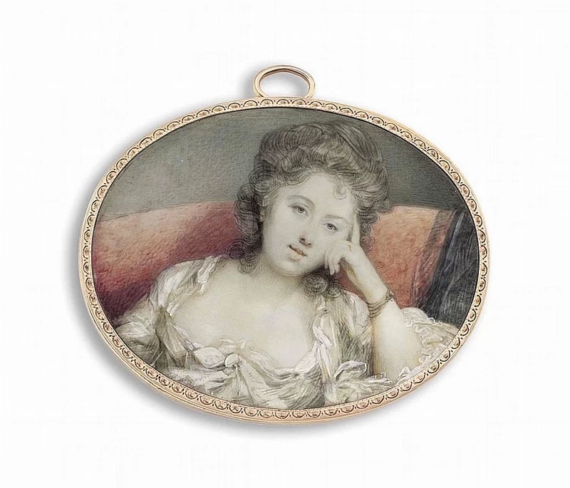 Una giovane donna, in abito bianco décolleté e vestaglia